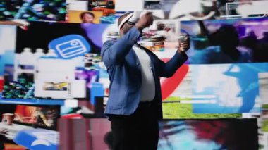 Gezici uygulamalar dünyasında sanal gerçeklik gözlükleri kullanarak, bulut verilerini, görsel içeriklerini inceleyerek ve teknoloji platformları ve sosyal ağlar arasında varlığını vurgulayarak Afrikalı Amerikalıları etkileyen kişi. Kamera A.