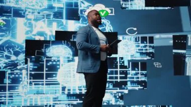 Canlı etkinlikte yapay zeka sinir ağlarını sunan siyahi konuşmacı makine öğrenimi ve öngörüsel analitik hakkında bilgi paylaşıyor. Teknoloji kongresinde genç bir mühendis. Kamera A.