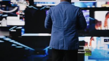 Siyahi sosyal ağ kullanıcısı, sosyal medya ve ağ oluşturan dinamik arayüzlü gösterge panellerini denetleyerek çevrimiçi bağlantının ve küresel bağlantının önemini vurguluyor. Kamera A.