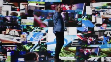 Mobil cihazlar, uygulamalar ve yayın hizmetleri platformları aracılığıyla küresel bir ağa bağlı Afrikalı Amerikalı bir adam. İletişim ve kullanıcı arayüzü evrimi vurgulanıyor. Kamera A.