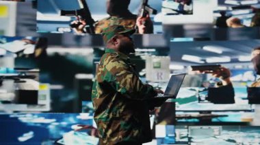 Askeri memur gözetlemedeki verileri inceliyor ve taktik operasyonlar üzerinde çalışıyor. Teknoloji güdümlü kontrol merkezi. Asker tehdit tespit elektronik sistemlerini ulusal çıkarlar için kullanıyor. Kamera A.