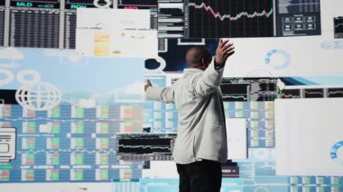 Siyahi girişimci yönetici, finansmanını artırmak ve işletmeyi geliştirmek için stratejik karar vermek için finansal veriler ve KPI projeksiyonlarını kullanarak yeni başarılı fikirler düşünüyor. Kamera B.