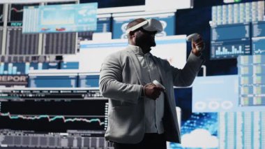 Genç girişimci yönetici, büyük verileri sanal gerçeklik kulaklığıyla değerlendiriyor, kazancı artırmak için iş büyümesi üzerinde çalışıyor. Üretkenlik ve başarı için aylık raporları analiz ediyorum. Kamera B.