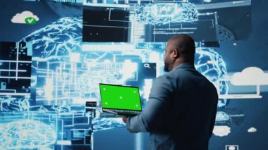 Modern siyah insan dijital uzayda yapay zeka veri yapılarını ve akıllı sistemleri temsil eden yapay zeka araçları ile izole görüntüler kullanır. Bilim için yenilik ve sibernetik. Kamera A