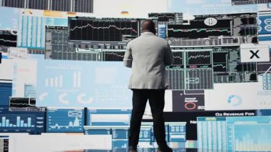 Afrika kökenli Amerikalı profesyonel, finans tabloları ve KPI projeksiyonları, iş performansı ve öngörü araçları ve fintech materyalleri ile stratejik öngörüyle yenilikleri gözden geçirir. Kamera A.