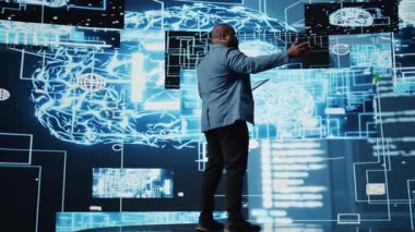 Afrika kökenli Amerikalı mühendis bulut hesaplama araçları ve gelişmiş programlama kullanarak yapay zeka beyin sistemlerini inceliyor. Sanal asistan otomasyonu için makine öğrenimi kullanılıyor. Kamera A.