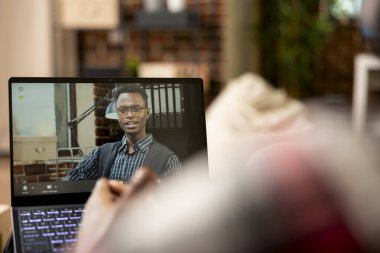 Uzaktan çalışan şirket yöneticisiyle video görüşmesinde konuşuyor, evden çalışma görevlerini ve sorumluluklarını tartışıyor. Sanal toplantı sırasında pazarlama stratejilerini karşılaştıran Afrikalı Amerikalı işadamları.