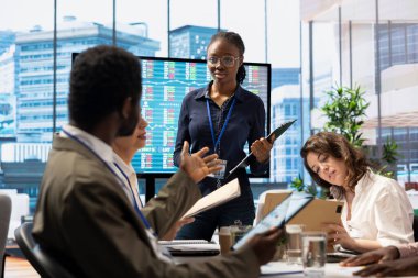 Yönetim kurulu üyeleri, gelecekteki büyüme planlarını belirlemek ve çok uluslu şirketin genişleme hedeflerini güvence altına almak için konferans odasında toplanıyorlar. Bilinçli kararlar almak için büyük veri içgörüleri üzerinde çalışıyorum..