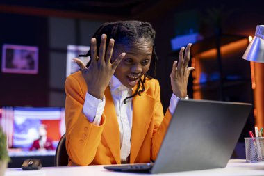 Evde çalışırken masa başında bağıran kızgın bir serbest yazar, dizüstü bilgisayardaki hatadan dolayı üzgün. Stresli kadın öfkeleniyor, defter üzerinde çalışırken bitap düşüyor.