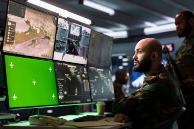 Terörle Mücadele Birimi, hedef alma teknolojisini kullanarak düşman konumunu saptamak için izole ekran teçhizatı kullanıyor. Savunma güvenlik uzmanı tehditleri izlemek için krom anahtar uydu donanımı kullanıyor