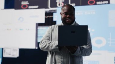 Finansal modeller ve projeksiyonlarla dijital gösterge panelini inceleyen bir iş uzmanı, cihaz üzerindeki bilgilerle stratejik planlama üzerinde çalışıyor. Kurumsal ekonomi yönetimi ve analizi. Kamera B.