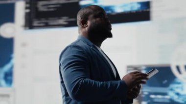 Yenilik için programlama diline odaklanan siyah yazılım uzmanı, terminal penceresinde ikili kod okuyor. Veri bilimi için kod geliştirmeyi gözden geçirir. Modern gelecekçi kodlama hayatı. Kamera B.