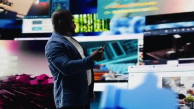 Çevresindeki sosyal bağlantının görsel unsurları, teknoloji iletişimi ve akıllı telefondaki modern dijital platformlarla çevrimiçi içerik ve mobil uygulamalarda gezinen gülümseyen kullanıcı. Kamera B.