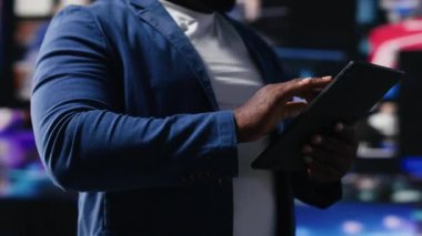 Siyahi sosyal ağ kullanıcısı, sosyal medya ve ağ oluşturan dinamik arayüzlü gösterge panellerini denetleyerek çevrimiçi bağlantının ve küresel bağlantının önemini vurguluyor. Kamera B.