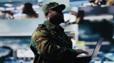 Askeri memur gözetlemedeki verileri inceliyor ve taktik operasyonlar üzerinde çalışıyor. Teknoloji güdümlü kontrol merkezi. Asker tehdit tespit elektronik sistemlerini ulusal çıkarlar için kullanıyor. Kamera B.