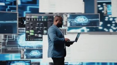 Siyah bilişim mühendisi, programlama dili ve veri bilimi algoritması ile dijital ortamda çalışıyor. Uzman, kod geliştirme, otomasyon ve yenilikleri inceliyor. Hayatı kodlamak. Kamera A.