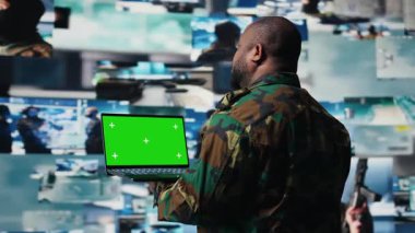 Siyah askeri personel komuta merkezindeki yeşil ekranı kullanıyor. Ulusal güvenlik için güvenlik kameralarını ve düşman konumunu izliyorlar. Taktik savunma sistemi. Kamera A.