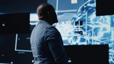 Arka plandaki fütüristik yapay zeka beyin planları için Siyah IT profesyonel kodlaması, yapay zeka araştırmalarını nöral ağlar ve derin öğrenme platformları aracılığıyla yansıtıyor. Algoritmik düşünce. Kamera B.