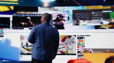 Platformların ve dijital içeriklerin olduğu bir dünyaya bağlı Afrikalı Amerikalı insan, sosyal bağlantının geleceği, yapay zeka kullanan ağlar ve interaktif web deneyimleri. Kullanıcı arayüzü. Kamera A.