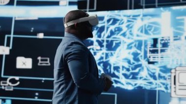 Sanal gerçeklik araçlarıyla makine öğrenimi üzerinde çalışan Afrikalı Amerikalı mühendis, sinir ağları aracılığıyla modeller ve akıllı sistemler uyguluyor. Programlama ve bulut hesaplama. Kamera B.