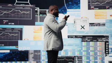 İş uzmanları telefonda büyük veri içgörüsünü incelemek için insanlarla konuşuyor. Aylık bilgi raporları üzerinde çalışıyorlar. Yeni büyüme stratejileri üzerinde çalışıyoruz, gelişmeyi tahmin ediyoruz. Kamera A.