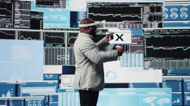 KPI modellerini incelemek, bilgi grafiklerini incelemek ve iş verimliliği üzerinde çalışmak için sanal gerçeklik gözlüğü kullanan yüksek teknoloji girişimcisi. Profesyonel VR aygıt simülasyonu. Kamera A.