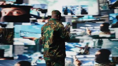 Silahlı kuvvetler askeri, savaş stratejileri ve savaş alanı ayrıntılarıyla savaşa hazırlanan dijital insansız hava aracı sistemlerinden gözetim topluyor. Komuta merkezinde savaş planlama operasyonları. Kamera A.