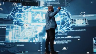 Seyircilere yapay zeka sinir ağlarını sunan siyahi hoparlör mühendisi otomasyonun ve öngörücü analitiğin önemini tartışıyor. Yapay Zeka Kongresi. Kamera A.