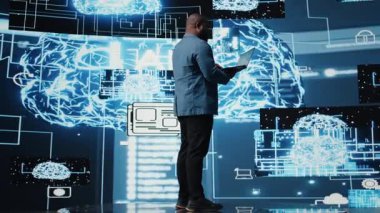 Afro-Amerikan teknoloji uzmanı yapay zeka etiği ve sinirsel ağlar üzerinde çalışıyor, makine öğrenme sistemleri için sanal zeka beyin araçları. Gösterge panelinde algoritmik düşünme gelişimi. Kamera A.