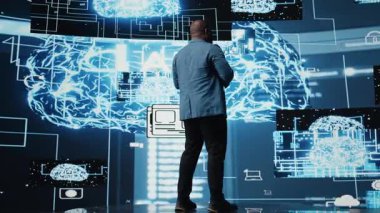 Arka planda fütürist yapay zeka, nöro ağlar ve bulut hesaplama platformları vasıtasıyla makine öğrenmesini sağlayan Afro-Amerikan bilişim uzmanı. Algoritmik düşünce. Kamera A.