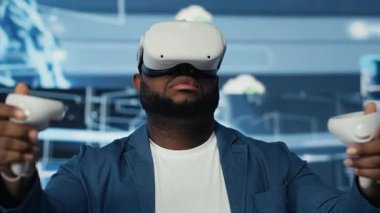 Siyah bilişim uzmanı sanal gerçeklik gözlükleriyle makine öğrenimi üzerinde çalışıyor, yapay zeka modelleri ve veri görselleştirme sistemlerini nöral ağlar aracılığıyla uyguluyor. Programlama ve bulut hesaplama. Kamera B.