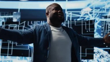 Algoritmik düşünme gelişimini temsil eden derin öğrenme ve sinirsel ağlar için siber uzay ve yapay zeka beyin araçları üzerinde çalışan siyah bilişim uzmanı. Büyük veri görselleştirmesi. Kamera B.