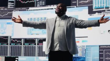 Genç siyahi yönetici etkinlikte vizyon sahibi bir iş sunumuna öncülük ederek seyircilere performans ölçümlerini artırmaları için ilham veriyor. Kongrede bir konuşma yapan bir iş adamı. Kamera B.