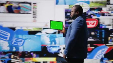 Teknoloji görselleri, bilgi grafikleri ve dijital uygulamalarla çevrili, kopyalama alanı kullanan bir insanla sosyal medya ortamı. İletişim ve web eğlencesinin altını çiziyorum. Kamera A.