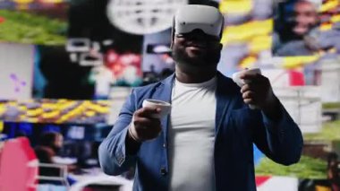 Siyah erkek uzman mobil beslemeler için yüksek teknoloji VR gözlükleri kullanıyor, dijital varlık, iletişim ve uygulama yoluyla etkileşim sergiliyor. Modern cihazlar ve platformlar. Kamera B.