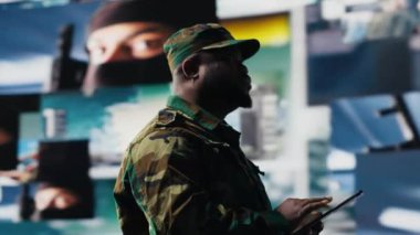Savaş alanı verilerini yüksek teknoloji komuta merkezinde inceleyen siyah bir gazi taktik ve jeopolitik detaylarla savaş planlamasını sağlıyor. Modern ordu ortamı korunmaya odaklandı. Kamera A.