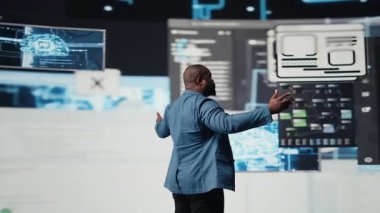 Siyah profesyonel yazılım mühendisi, teknoloji yeniliği için programlama, verileri gözden geçirme ve gösterge panelindeki ikili kod. Bilgi işlem uzmanı dönüşüm için programlama dilini inceliyor. Kamera A.