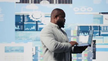 Finansal modeller ve projeksiyonlarla dijital gösterge panelini inceleyen bir iş uzmanı, cihaz üzerindeki bilgilerle stratejik planlama üzerinde çalışıyor. Kurumsal ekonomi yönetimi ve analizi. Kamera A.