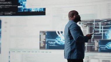 Yenilik için programlama diline odaklanan siyah yazılım uzmanı, terminal penceresinde ikili kod okuyor. Veri bilimi için kod geliştirmeyi gözden geçirir. Modern gelecekçi kodlama hayatı. Kamera A.