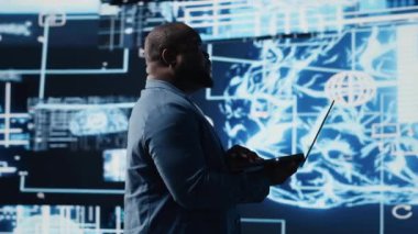 Modern Afro-Amerikan uzmanı yapay zeka veri görselleştirme ortamı üzerinde çalışıyor, makine öğrenimi için bilgisayar bilimi ve otomasyon araçları, nöral ağlar üzerinde çalışıyor. Kamera B.