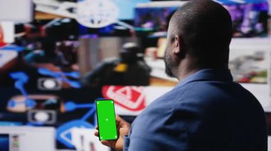 Yüksek teknolojili bir alandaki profesyonel medya uzmanı, sosyal medyadan, internetten büyük verilerden ve bulut sistemlerinden yararlanarak yeşil ekrana sahip. Dijital varlığı arttırmak için takipçilerle temas kuruyor. Kamera A.