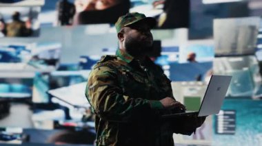 Subay, savaş alanı kontrolü ve stratejik savunma sağlamak için gelişmiş askeri sistemler, siber taktikler ve dijital gözetim kullanarak gerçek zamanlı savaş verilerini izliyor. Savaş planlaması. Kamera B.