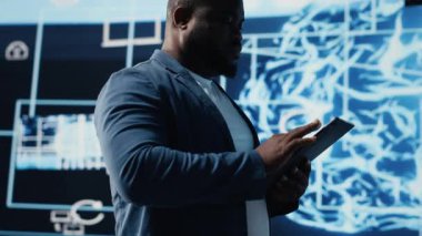 Arka planda fütürist yapay zeka, nöro ağlar ve bulut hesaplama platformları vasıtasıyla makine öğrenmesini sağlayan Afro-Amerikan bilişim uzmanı. Algoritmik düşünce. Kamera B.