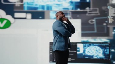 Siyah yazılım geliştiricisi kod geliştirmeye daldı, yenilik ve veri bilimi için programlama dili eğitimi aldı. Dijital arayüzlü ve uçbirim pencereli yaşam kodlaması. Kamera A.