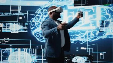 Sanal gerçeklik araçlarıyla makine öğrenimi üzerinde çalışan Afrikalı Amerikalı mühendis, sinir ağları aracılığıyla modeller ve akıllı sistemler uyguluyor. Programlama ve bulut hesaplama. Kamera A.