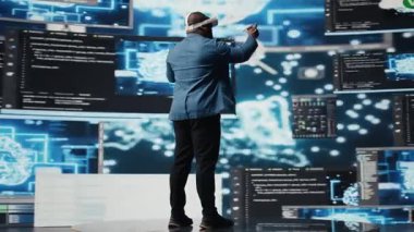 Dijital teknoloji uzmanı kodlama ve inovasyon merkezinde VR kulaklık kullanımı veri bilimi ve siber güvenliğin kesişimini gösteriyor. Kodlama hayatı yüksek teknoloji kod geliştirme dalında. Kamera A.