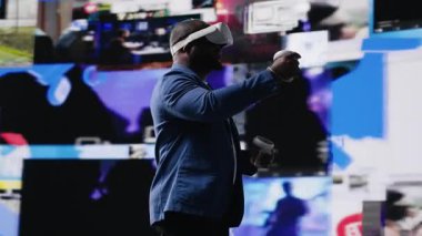 Afrika kökenli Amerikalı medya kullanıcısı, iletişim, ticaret ve çevrimiçi eğlenceyi temsil eden VR kulaklıkla görsel ortama daldı. Dijital aletlerle desteklenen sosyal ağlar. Kamera B.