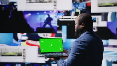 Modern siyah arayüz kullanıcısı, dijital ekran ve uygulamalardan oluşan yeşil ekranlı bir cihaz tutuyor, yapay zeka ve fintech 'in entegrasyonunu vurguluyor. İletişim ve içerik oluşturma. Kamera A.