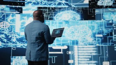 Modern Afro-Amerikan uzmanı yapay zeka veri görselleştirme ortamı üzerinde çalışıyor, makine öğrenimi için bilgisayar bilimi ve otomasyon araçları, nöral ağlar üzerinde çalışıyor. Kamera A.