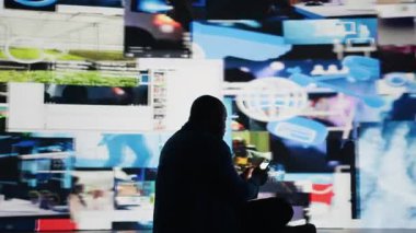 Siyahi erkek kullanıcı zehirli ağ nedeniyle zihinsel sağlık sorunları yaşıyor, internet eğilimlerinin, manipülasyonun ve karşılaştırma paranoyasının ezici kötü etkisini gösteriyor. Kamera A.